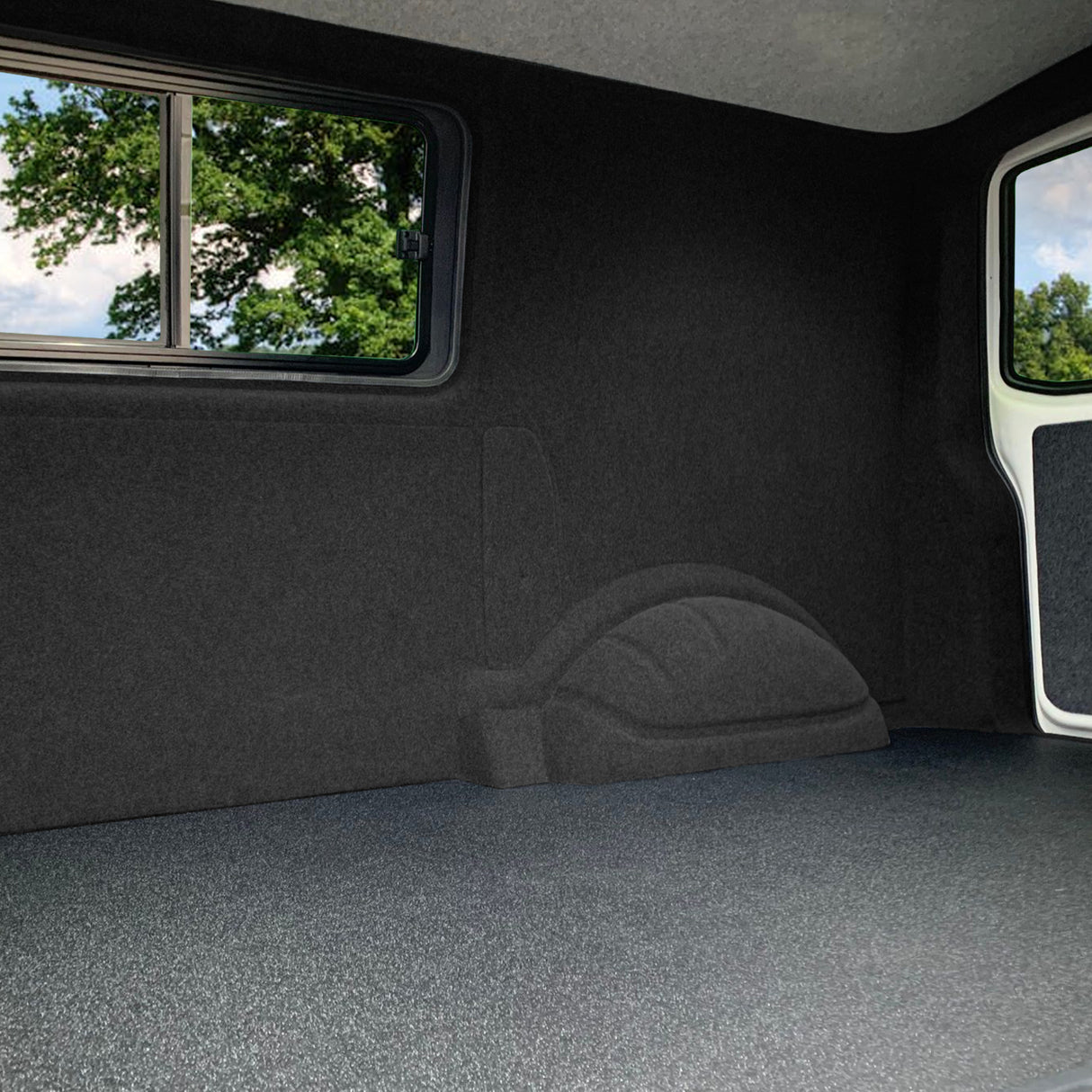 Doublure intérieure pour véhicule utilitaire en gris anthracite, texture douce, finition uniforme, s'adapte parfaitement à l'espace intérieur