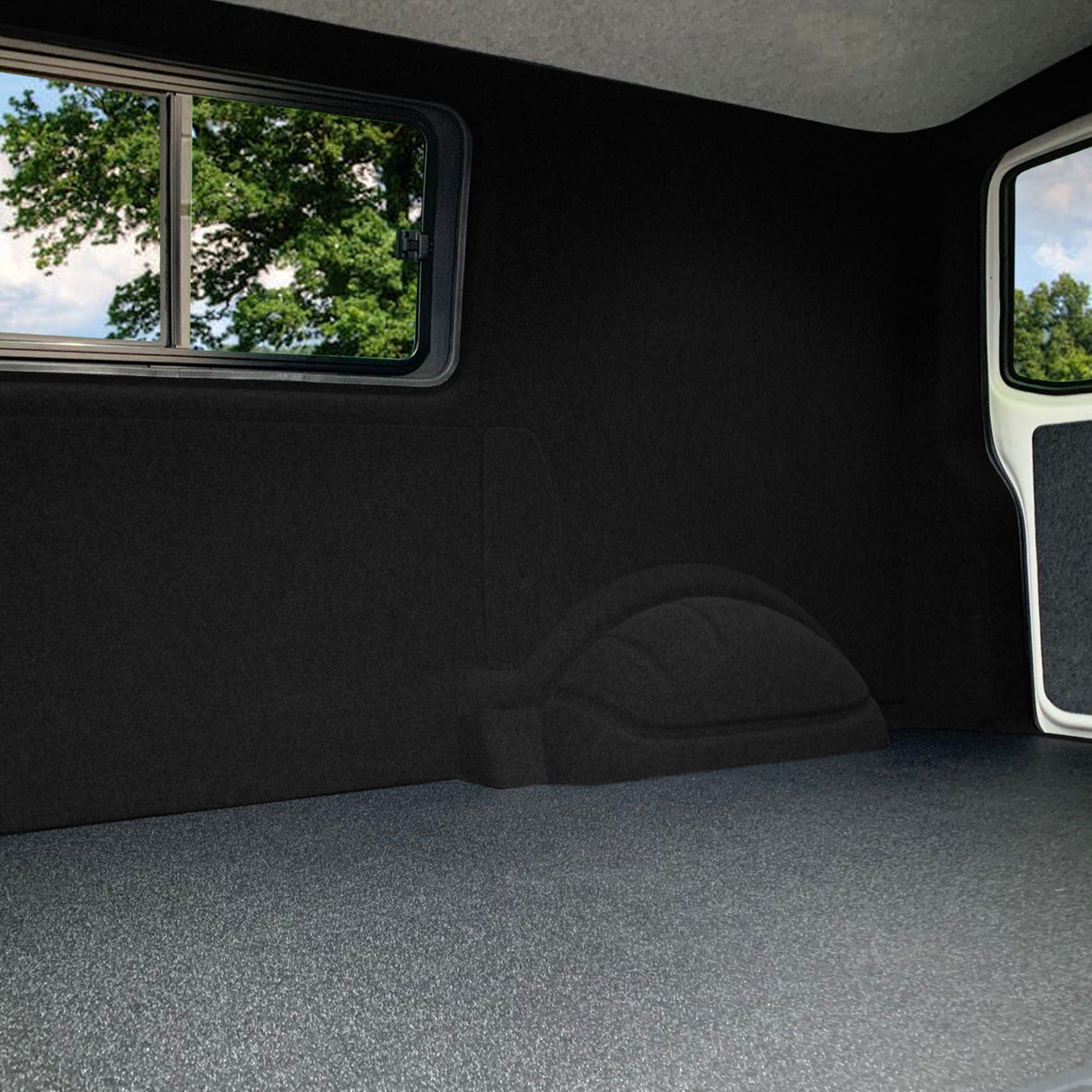 Doublure intérieure noire pour véhicule utilitaire, avec texture douce et finition soignée, offrant une protection optimale et un aspect élégant