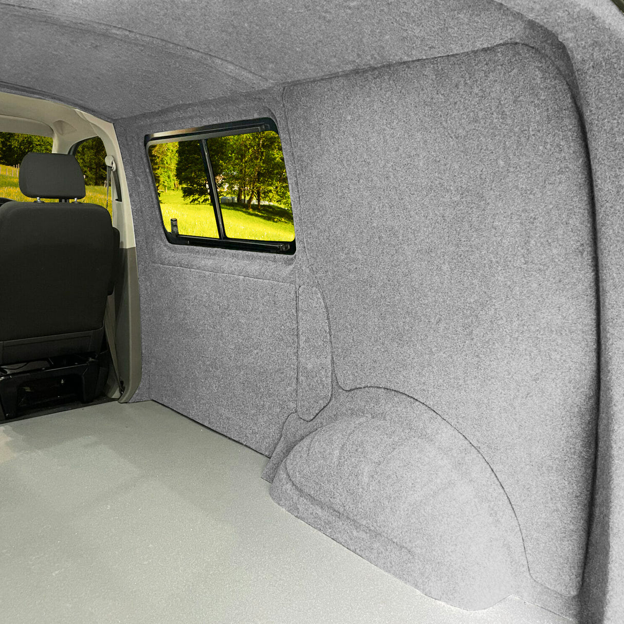 Doublure intérieure en gris argenté pour véhicule utilitaire, texture douce et feutrée, offrant une finition élégante et durable