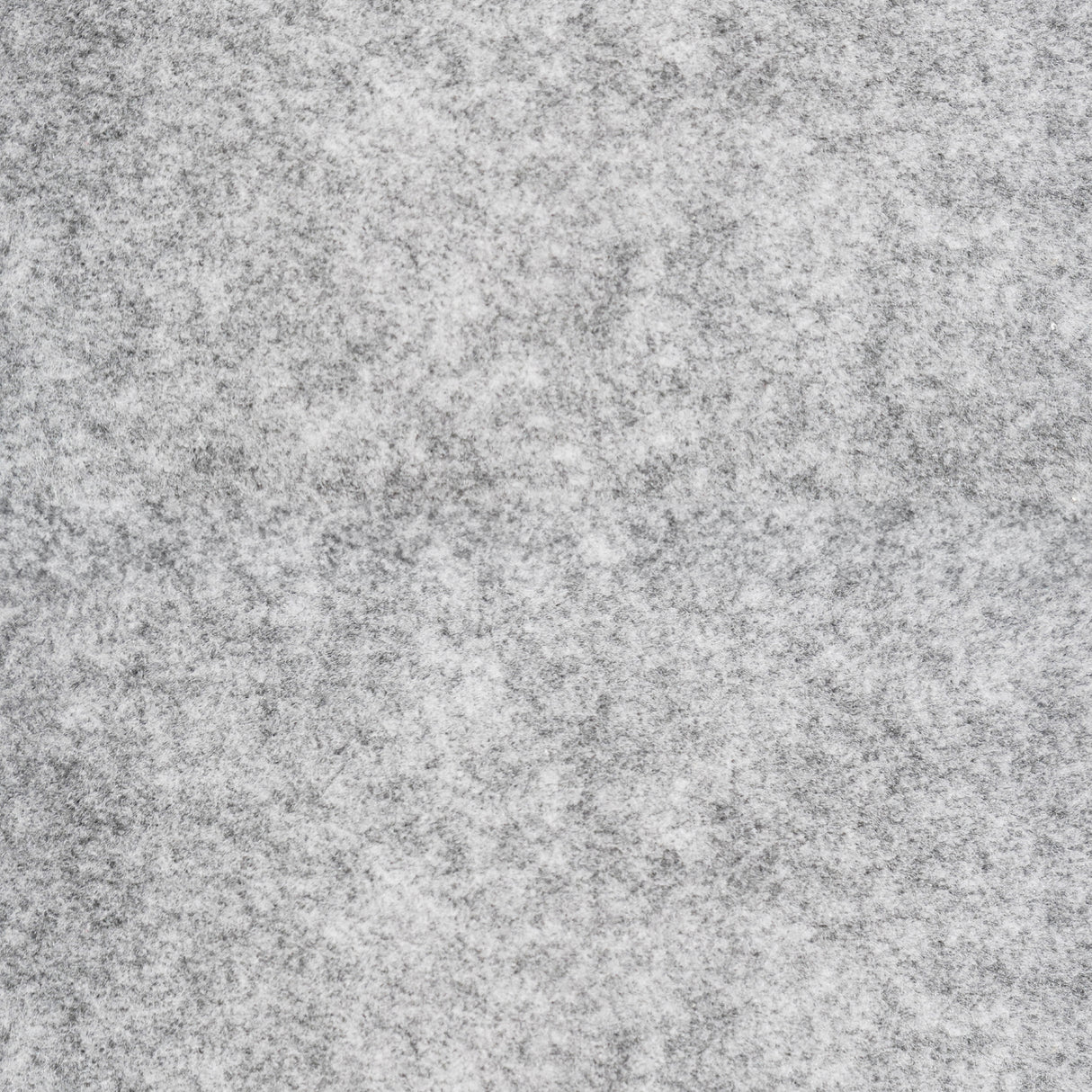 Doublure intérieure pour véhicule utilitaire en gris argenté, texture douce et feutrée, idéale pour une protection durable et esthétique