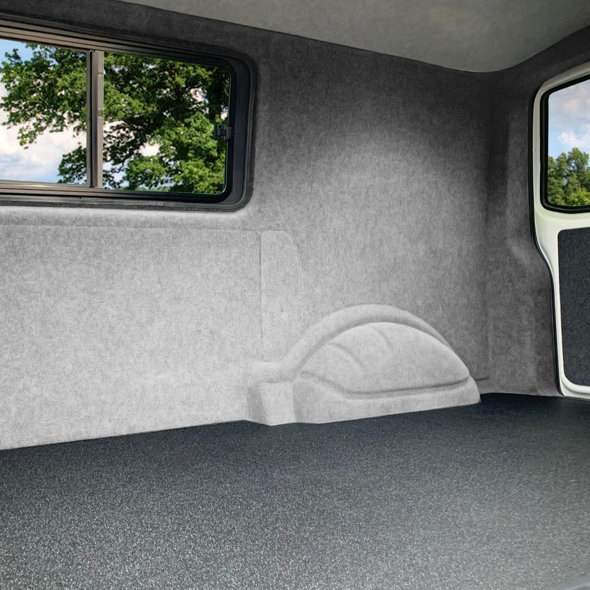 Doublure intérieure pour véhicule utilitaire en gris argenté, texture douce et finition lisse, s'adaptant parfaitement à l'espace intérieur