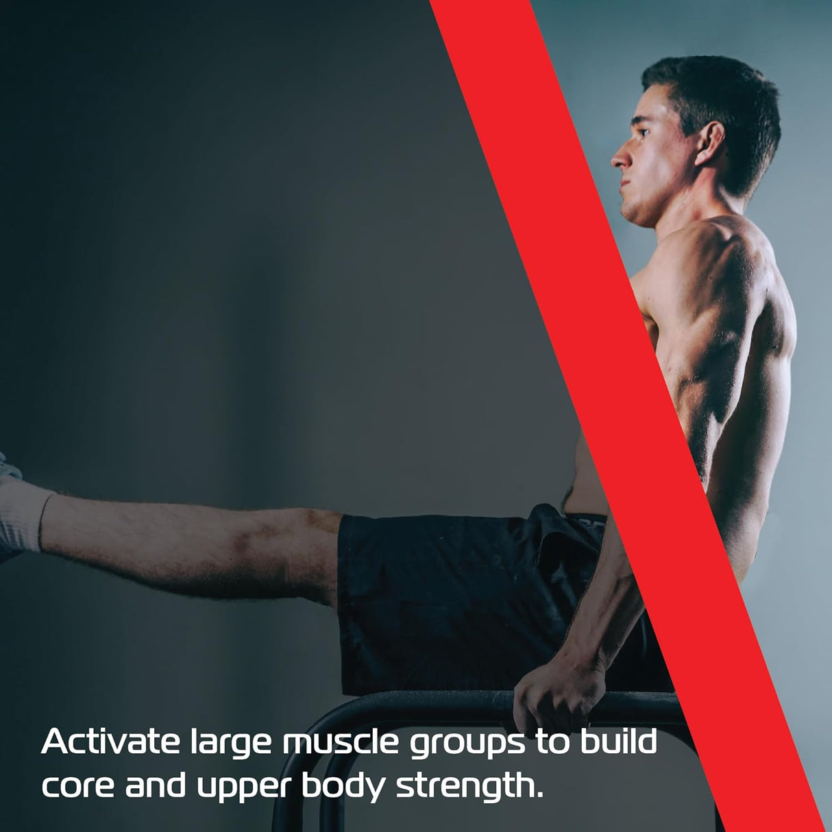 Homme en position d'exercice, jambes levées, montrant des muscles toniques, avec un fond sombre et un accent rouge dynamique