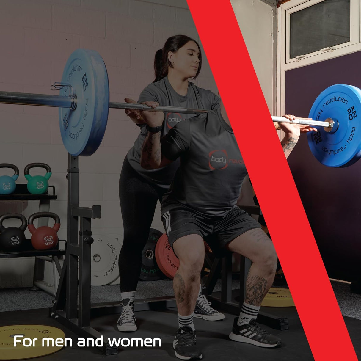 Rack à squat robuste avec barres et poids colorés, utilisé par un homme et une femme en entraînement dans une salle de sport moderne