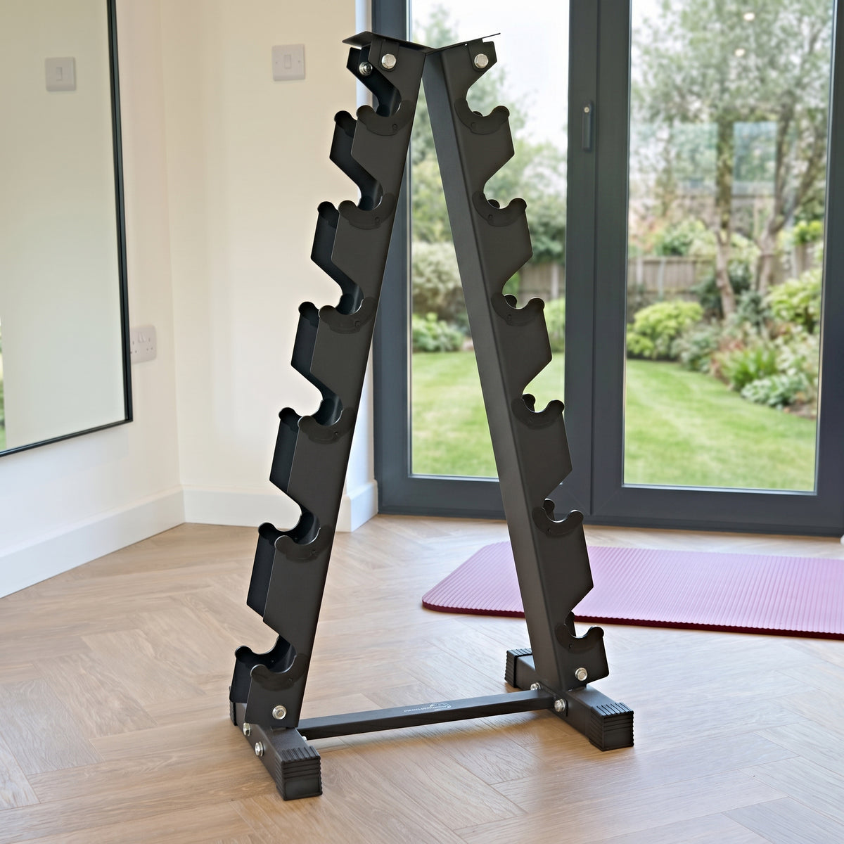 Support d’haltères à 6 niveaux en métal noir, avec une base stable et des compartiments pour un rangement efficace dans une salle de sport moderne
