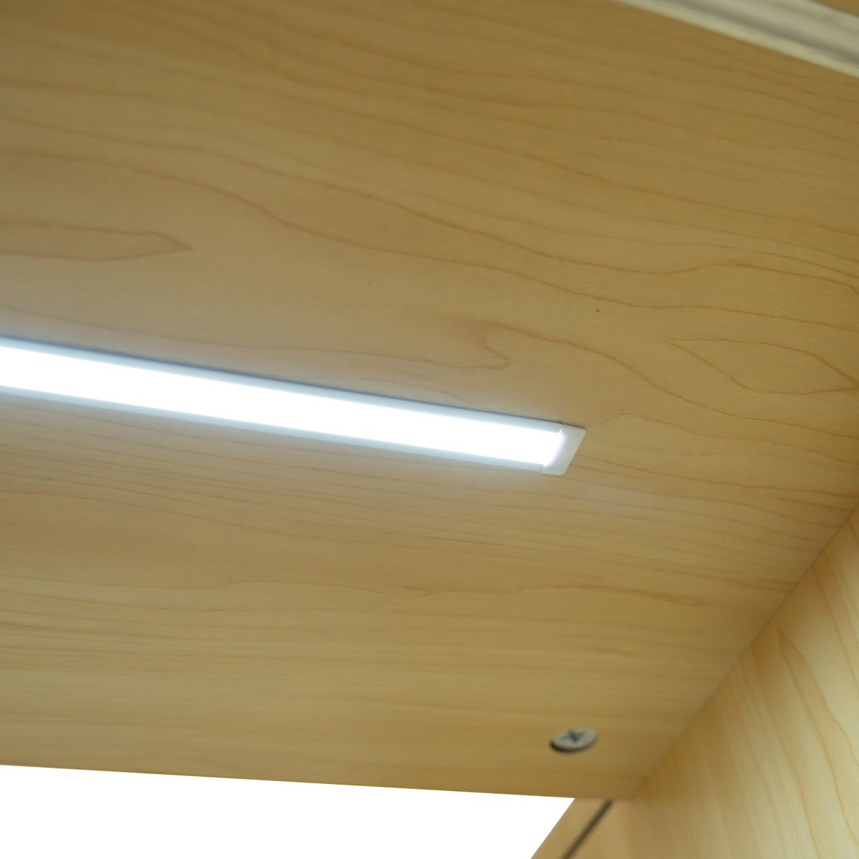 Planche en érable clair avec éclairage LED intégré, surface lisse et moderne, idéale pour un comptoir de vente élégant et fonctionnel