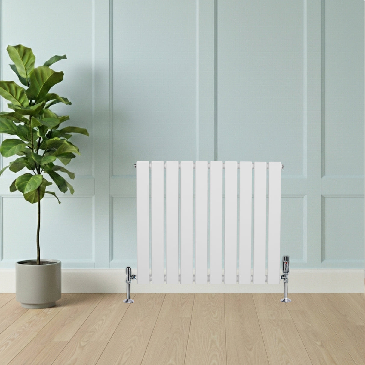 Radiateur plat blanc à un panneau, dimensions 600 x 700 mm, installé contre un mur clair, avec vannes chromées et sol en bois clair