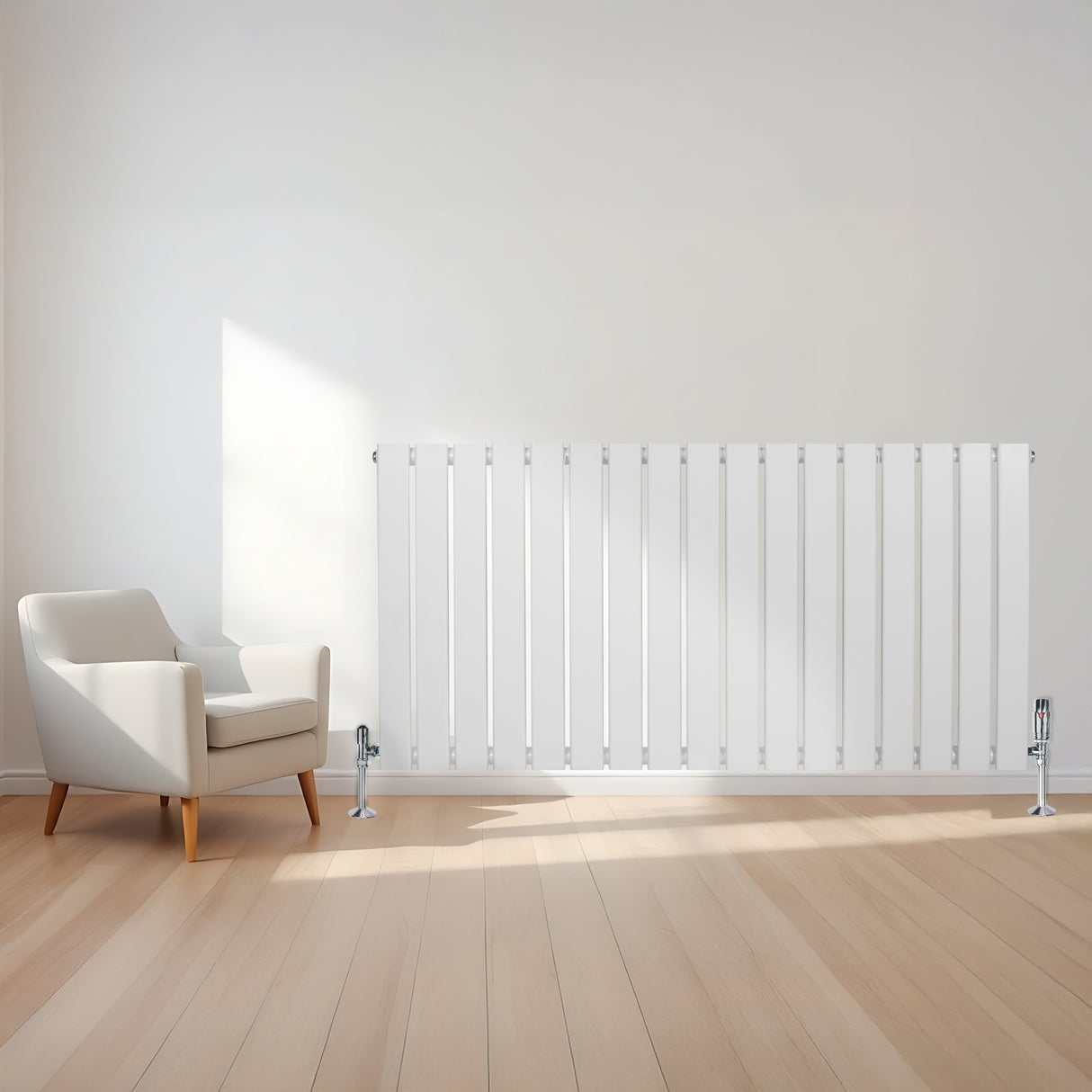 Radiateur plat blanc à 1 panneau de 600 x 1190 mm, installé sur un mur clair, avec un fauteuil moderne à côté sur un sol en bois clair