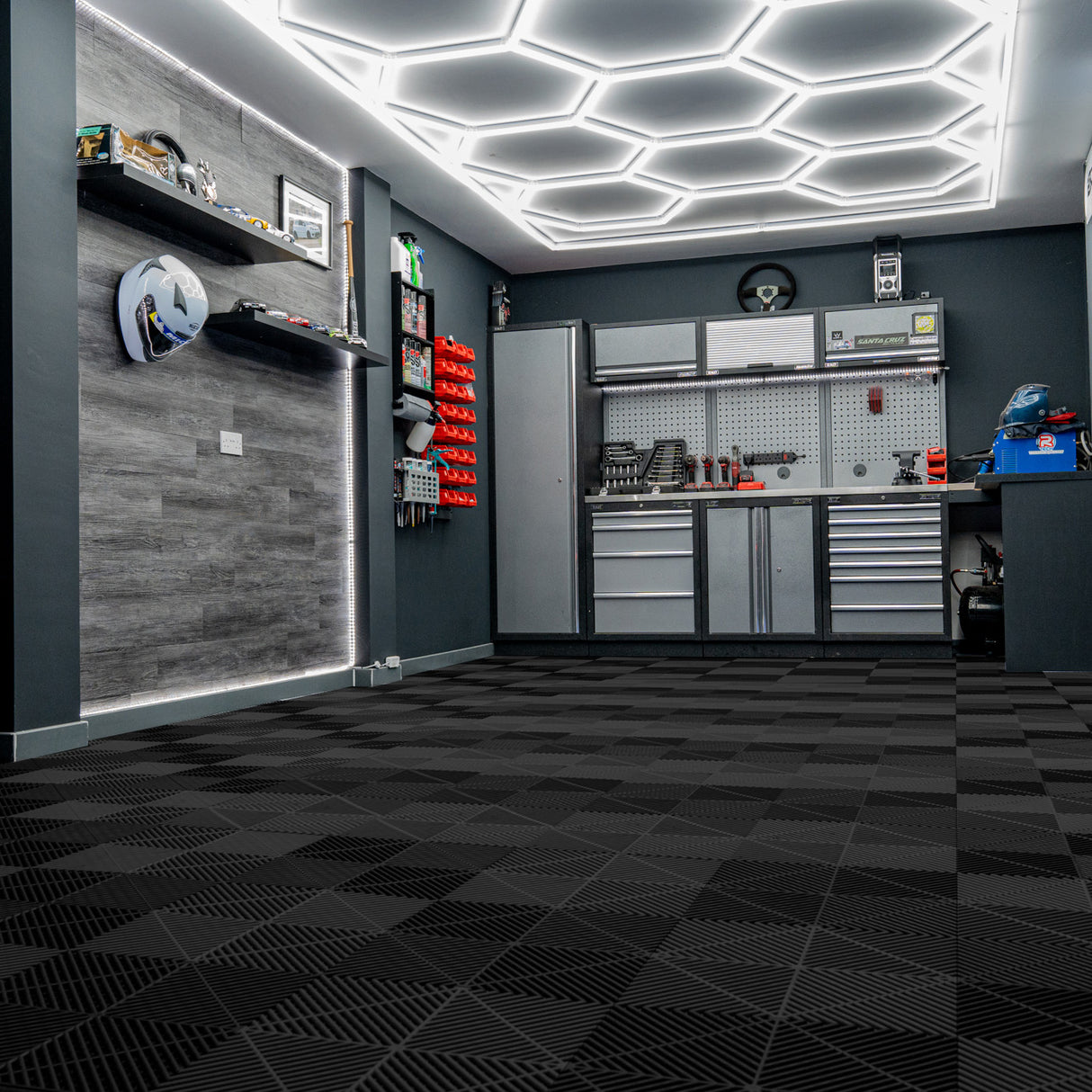 Carrelage de sol ventilé noir pour garage, avec texture en relief et motif géométrique, offrant durabilité et style moderne