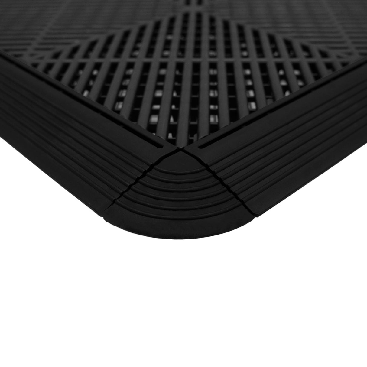 Carrelage de sol ventilé noir pour garage, avec une bordure texturée et des motifs en relief pour une meilleure adhérence et drainage
