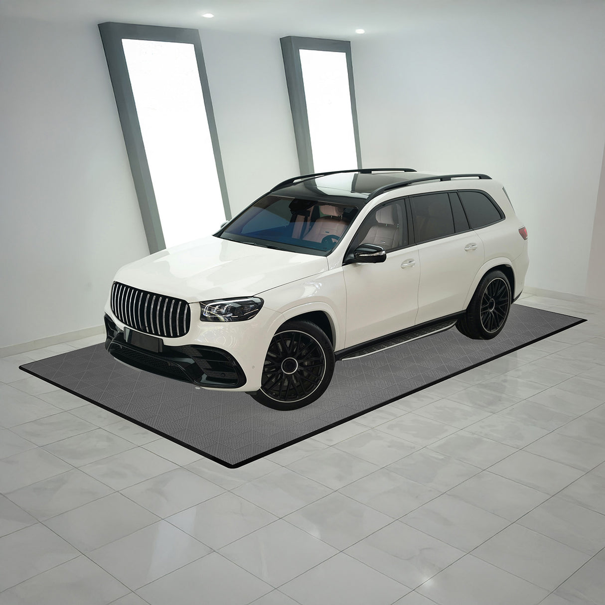 Carrelage de sol ventilé gris pour garage, avec bordure, présentant un design moderne et une texture antidérapante, idéal pour véhicules