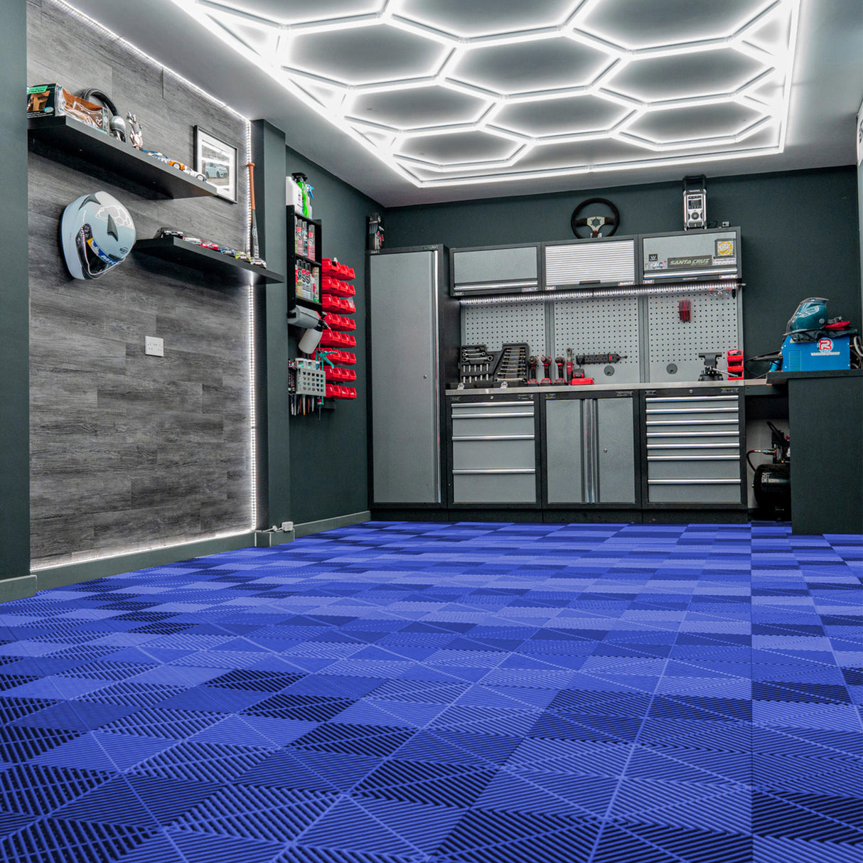 Carrelage de sol ventilé bleu pour garage, avec texture en relief et motif géométrique, créant un espace moderne et fonctionnel