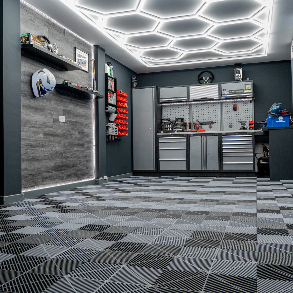 Carrelage de sol ventilé noir et gris pour garage, avec motifs géométriques et texture antidérapante, éclairage moderne au plafond