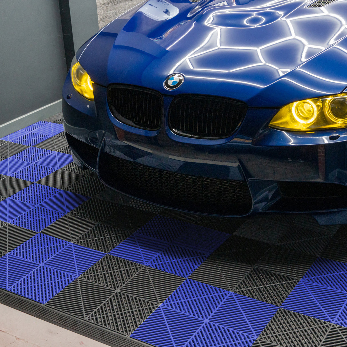 Carrelage de sol ventilé noir et bleu pour garage, avec texture en relief, idéal pour un espace moderne et fonctionnel