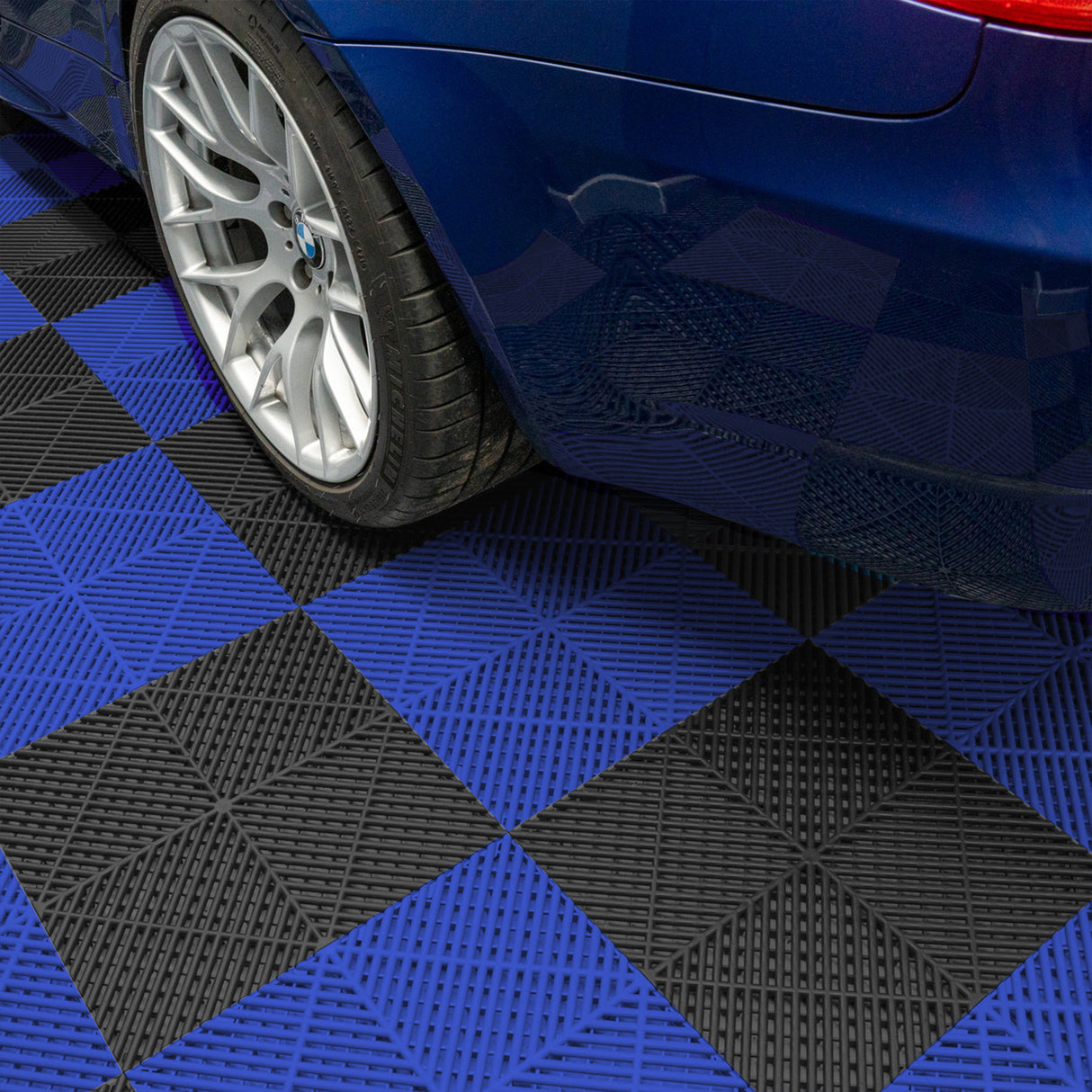 Carrelage de sol ventilé noir et bleu pour garage, avec texture antidérapante, bordures bien définies, et finition moderne
