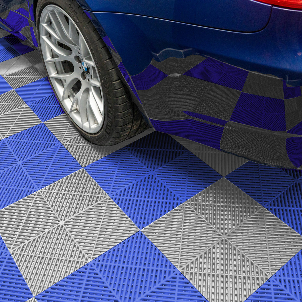 Carrelage de sol ventilé pour garage en bleu et gris, avec texture en relief, montrant une voiture garée sur le sol coloré
