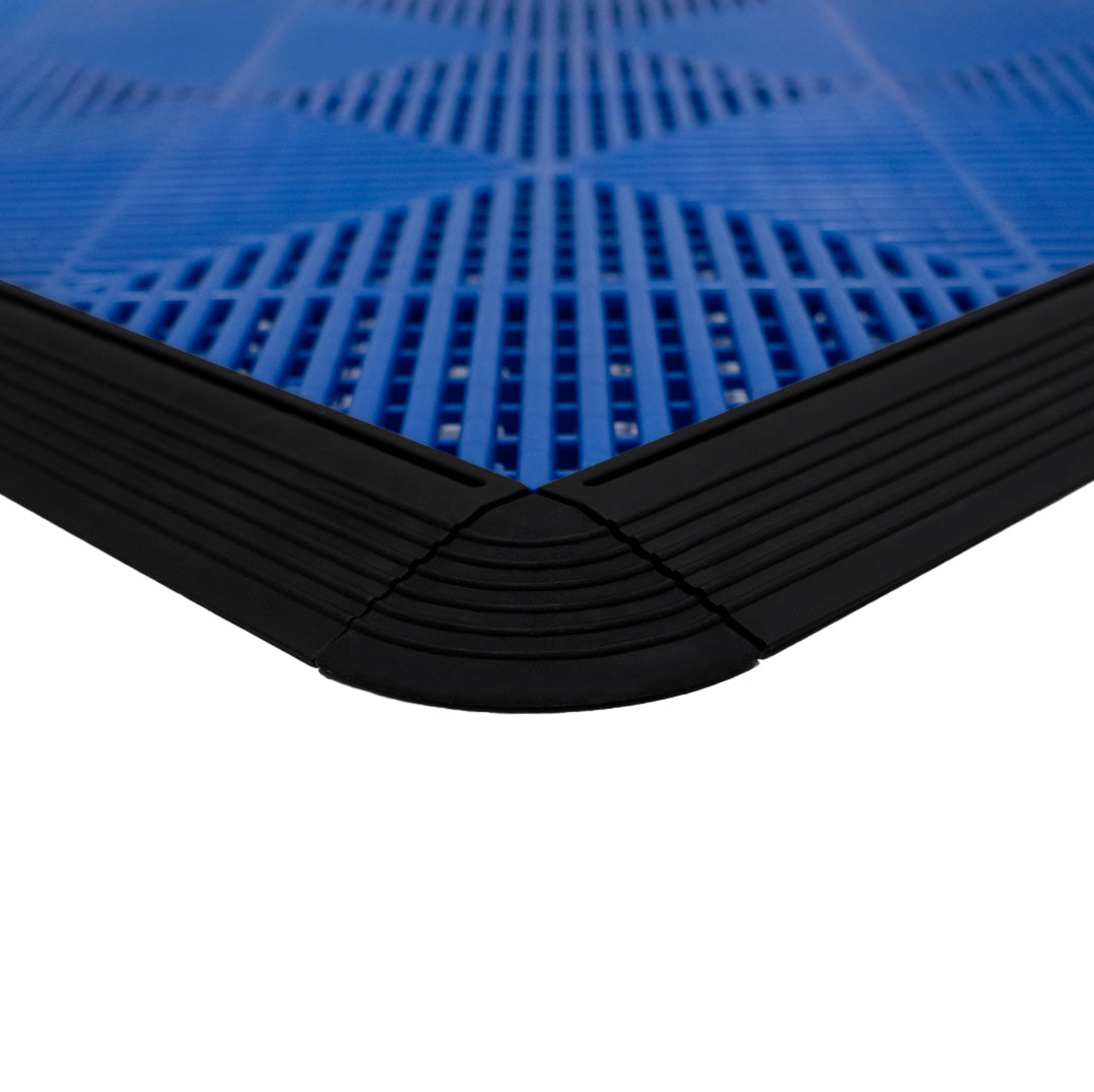 Carrelage de sol ventilé pour garage, avec une bordure noire et un motif en relief bleu, offrant durabilité et adhérence
