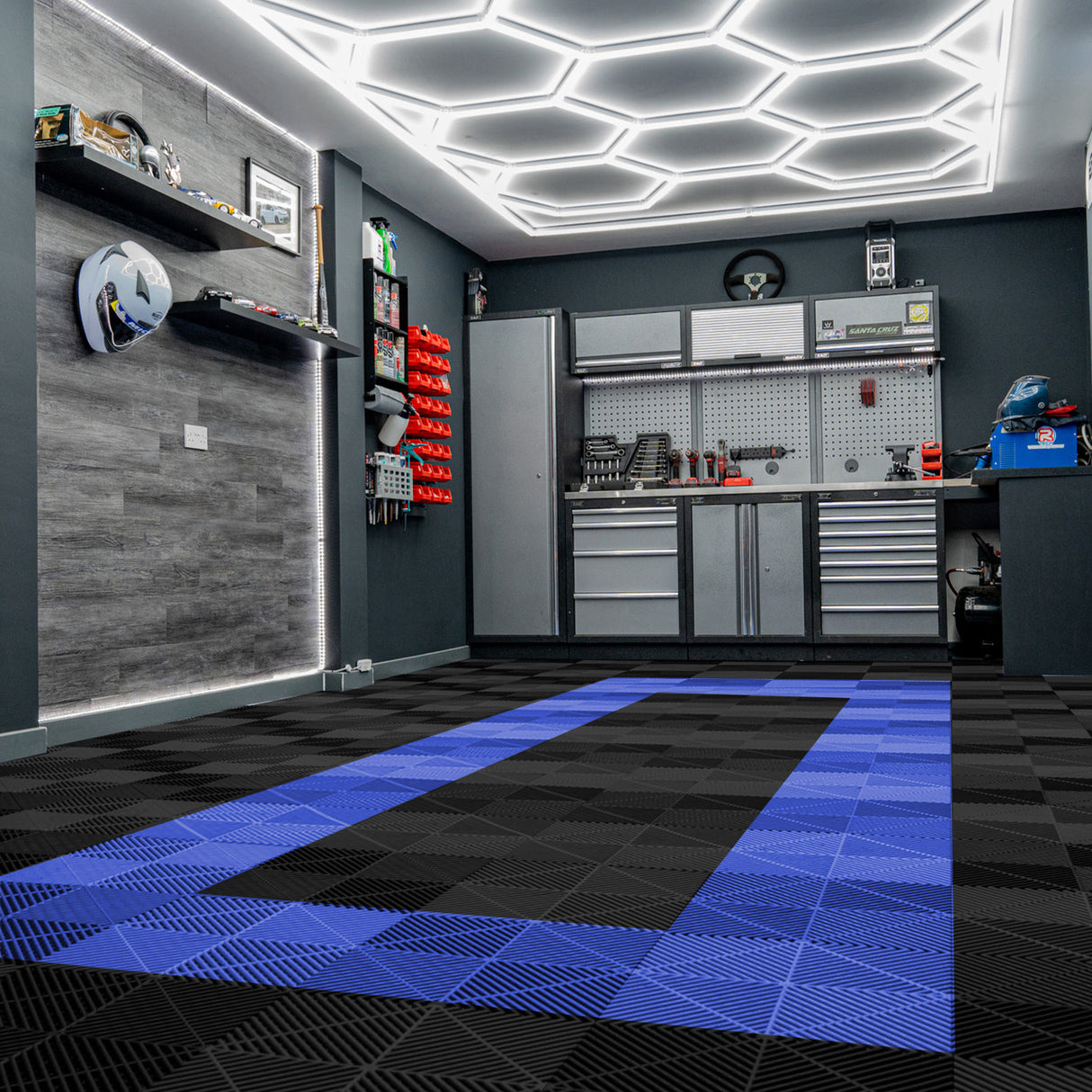 Carrelage de sol ventilé noir et bleu pour garage, avec une bordure distincte, offrant une texture antidérapante et un design moderne