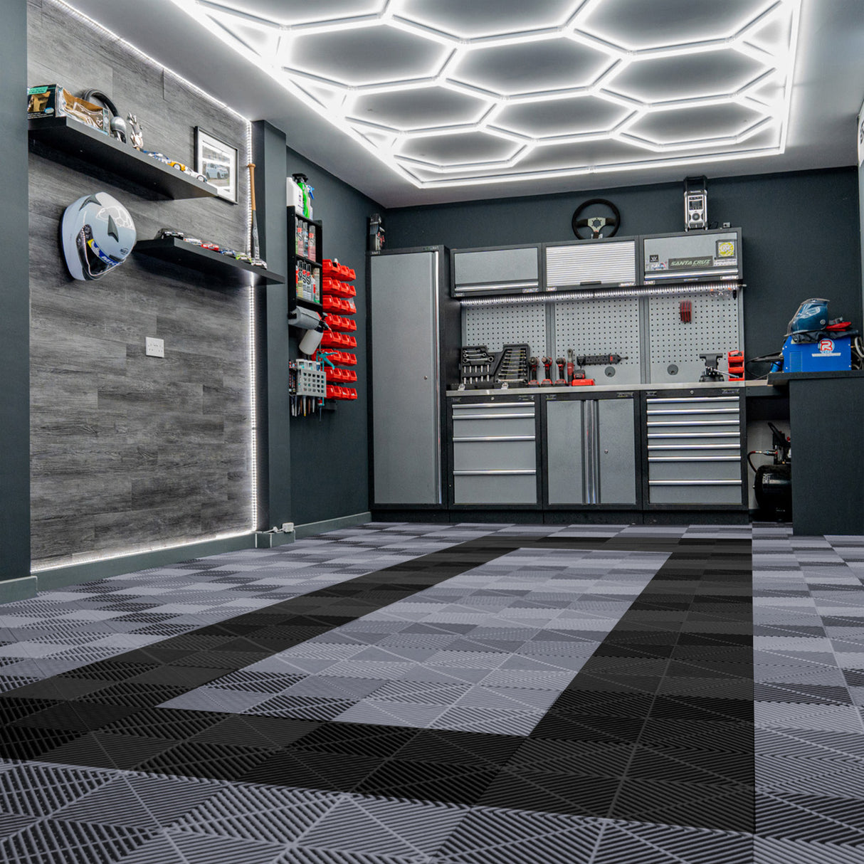 Carrelage de sol ventilé pour garage, motifs en gris et noir, texture antidérapante, bordures bien définies, éclairage moderne