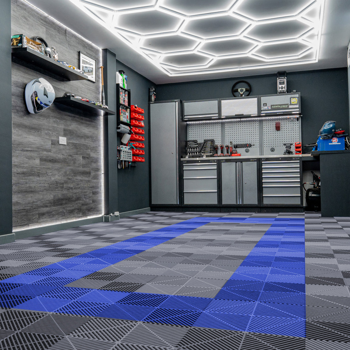 Carrelage de sol ventilé gris et bleu pour garage, avec motifs géométriques et texture antidérapante, créant un espace moderne et fonctionnel