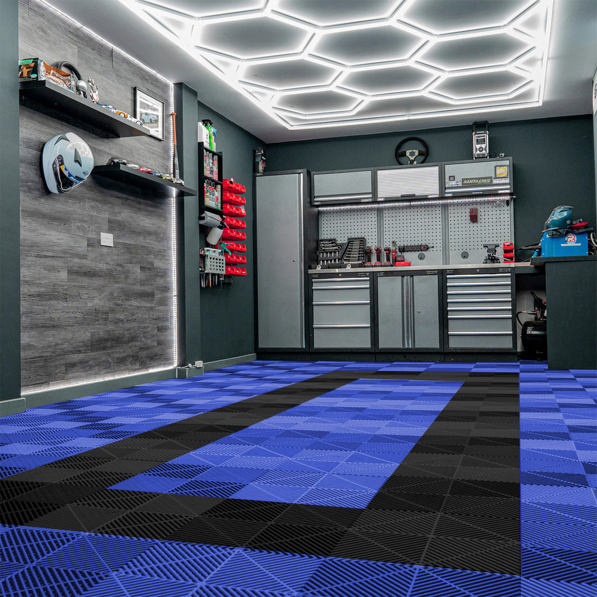 Carrelage de sol ventilé pour garage, motifs en bleu et noir, texture antidérapante, idéal pour un espace de travail moderne