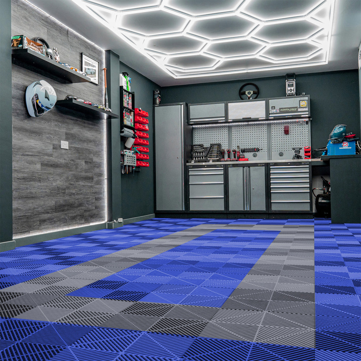 Carrelage de sol ventilé pour garage, motif en damier bleu et gris, surface texturée, idéal pour un espace de travail moderne