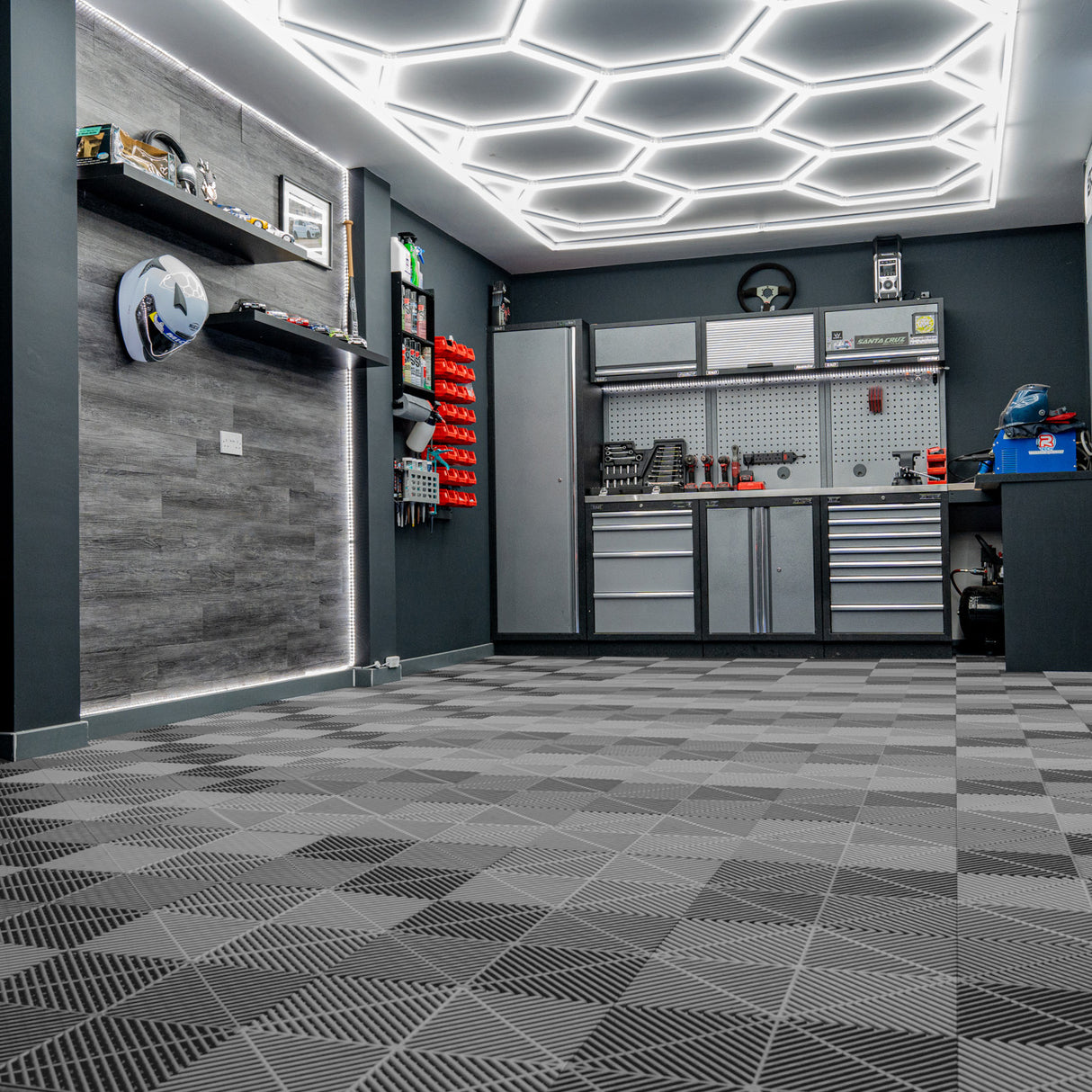 Carrelage de sol ventilé gris pour garage, motif géométrique, texture antidérapante, éclairage moderne et mobilier fonctionnel en arrière-plan