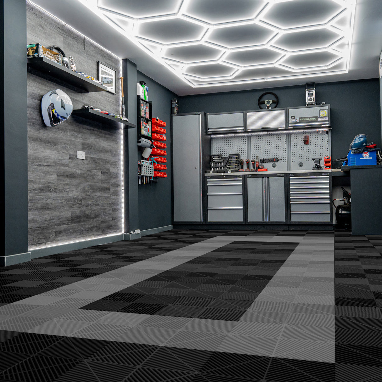 Carrelage de sol ventilé noir et gris pour garage, avec motifs géométriques, offrant une surface durable et esthétique