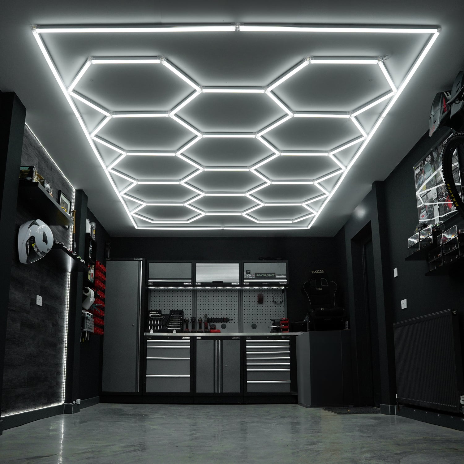 Lampes Hexagones & Carrelage de Sol Ventilé Pour Garage Avec Bordure (x165 Noir x60 Bleu)