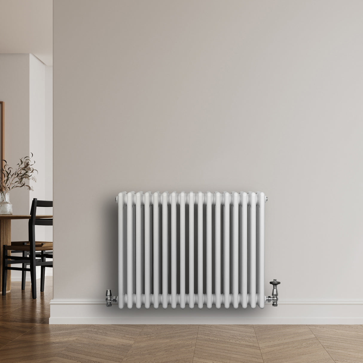 Radiateur traditionnel à 4 colonnes, blanc, finition lisse, installé sur un mur clair, avec un sol en bois et une ambiance moderne