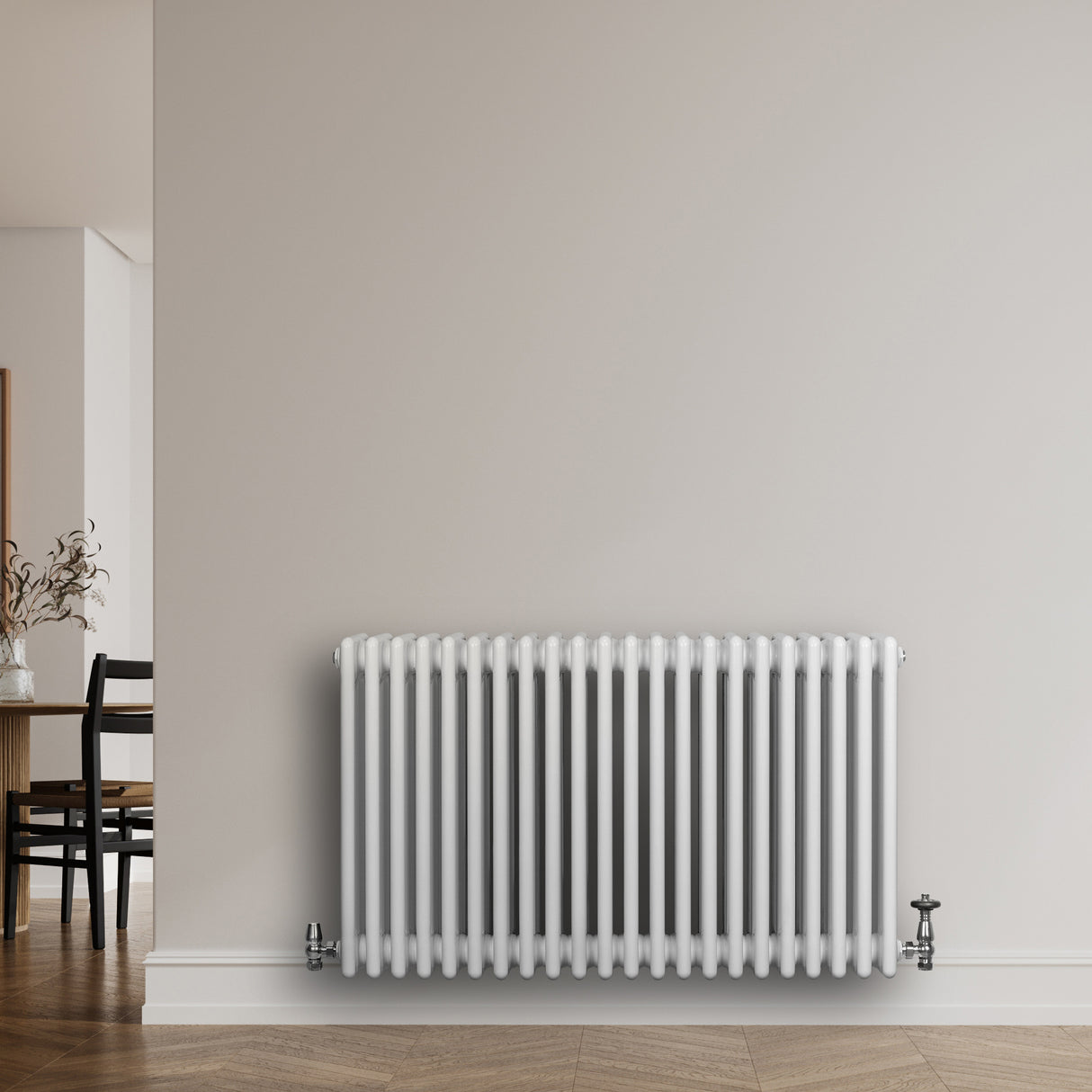 Radiateur traditionnel à 4 colonnes, blanc, 600 x 1010 mm, installé sur un mur beige, ajoutant une touche élégante à l'intérieur moderne