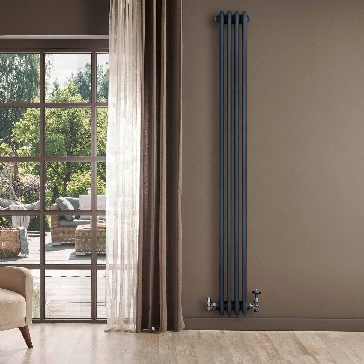 Radiateur traditionnel à 4 colonnes gris anthracite, élégant et moderne, installé sur un mur, avec une vue sur un jardin lumineux