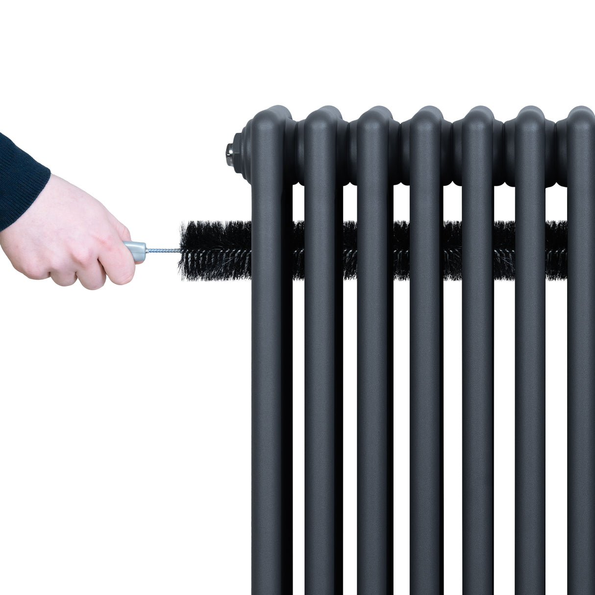 Radiateur traditionnel à 4 colonnes gris anthracite, avec une texture lisse, nettoyé avec une brosse, sur fond blanc