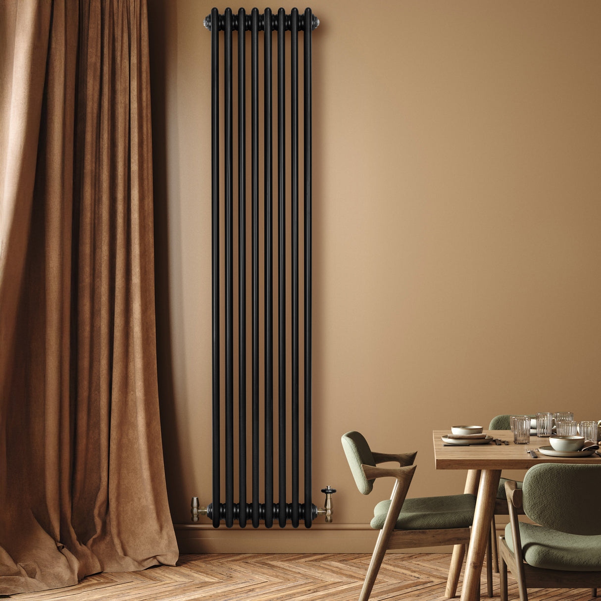 Radiateur traditionnel noir à 4 colonnes, 1800 x 380 mm, installé sur un mur beige, avec un décor élégant et moderne en arrière-plan
