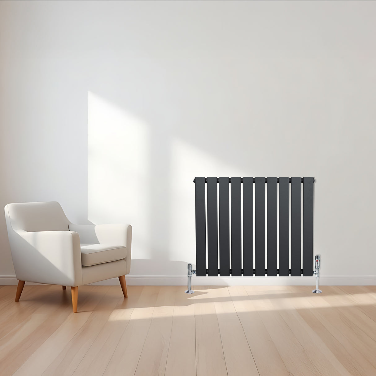 Radiateur plat gris anthracite à un panneau, installé dans un intérieur moderne avec un sol en bois clair et un fauteuil contemporain