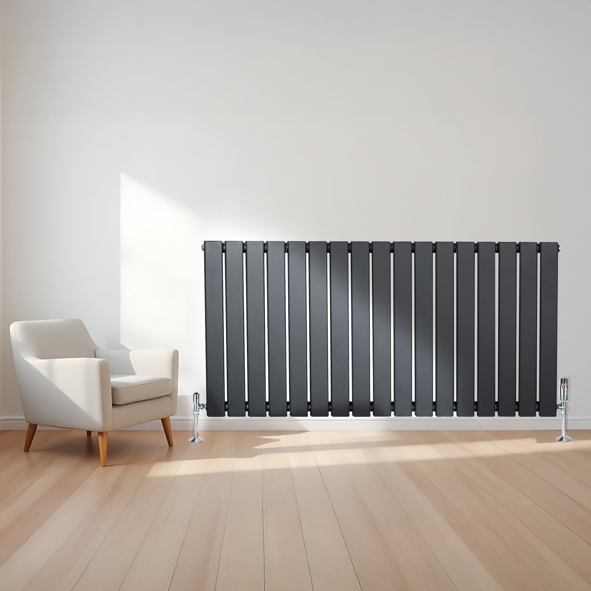 Radiateur plat gris anthracite à 1 panneau, design moderne avec lattes verticales, installé sur un sol en bois clair près d'un fauteuil élégant