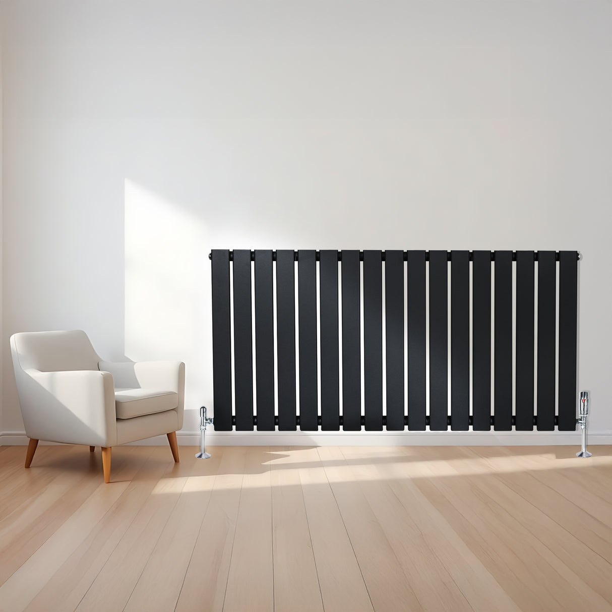 Radiateur plat noir à un panneau, 600 x 1190 mm, installé sur un mur clair, avec un sol en bois et un fauteuil moderne à côté