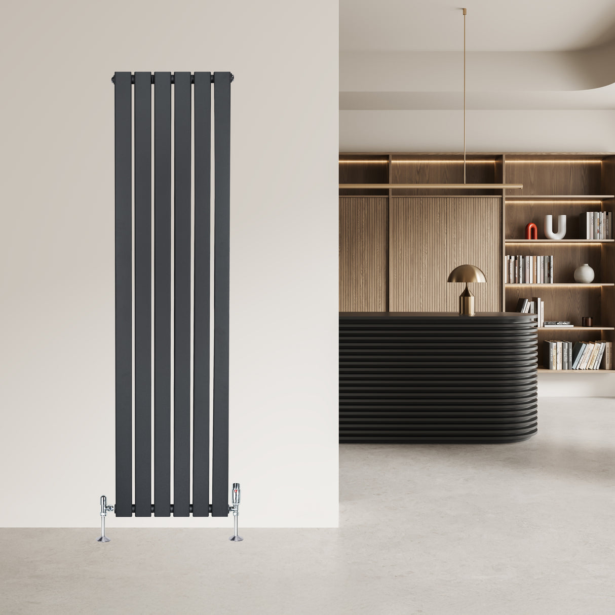 Radiateur plat à un panneau gris anthracite, élégant et moderne, installé contre un mur dans un intérieur contemporain minimaliste