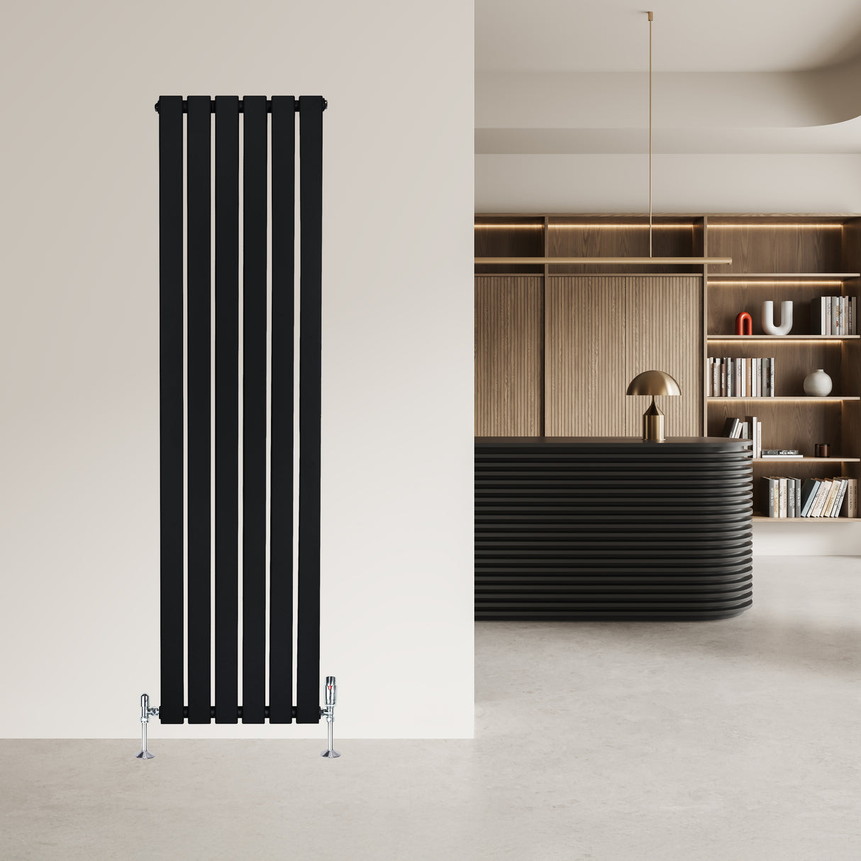 Radiateur plat noir à un panneau, 1600 x 420 mm, avec des lattes verticales et des supports élégants, parfait pour un intérieur moderne