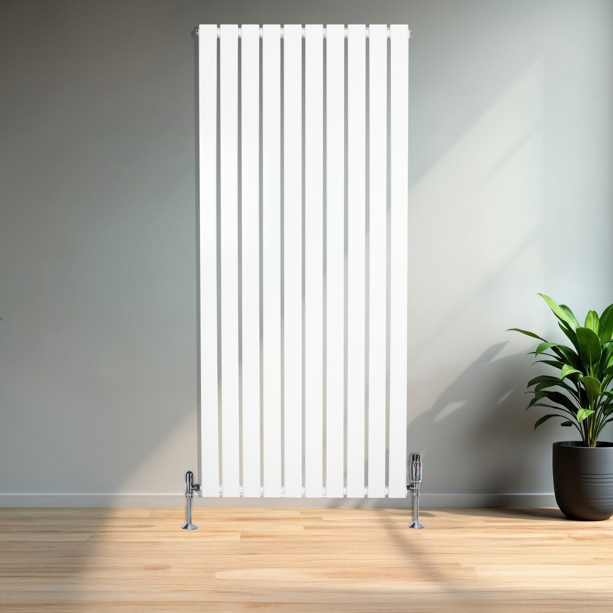 Radiateur plat blanc à 1 panneau, dimensions 1600 x 700 mm, avec des lignes verticales élégantes et des pieds chromés, installé dans un intérieur moderne