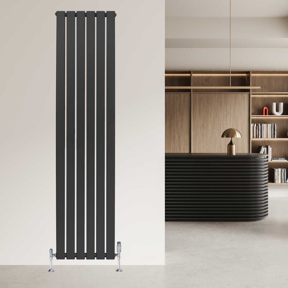 Radiateur plat à un panneau gris anthracite, design moderne avec des lignes verticales, installé sur un mur clair dans un intérieur contemporain