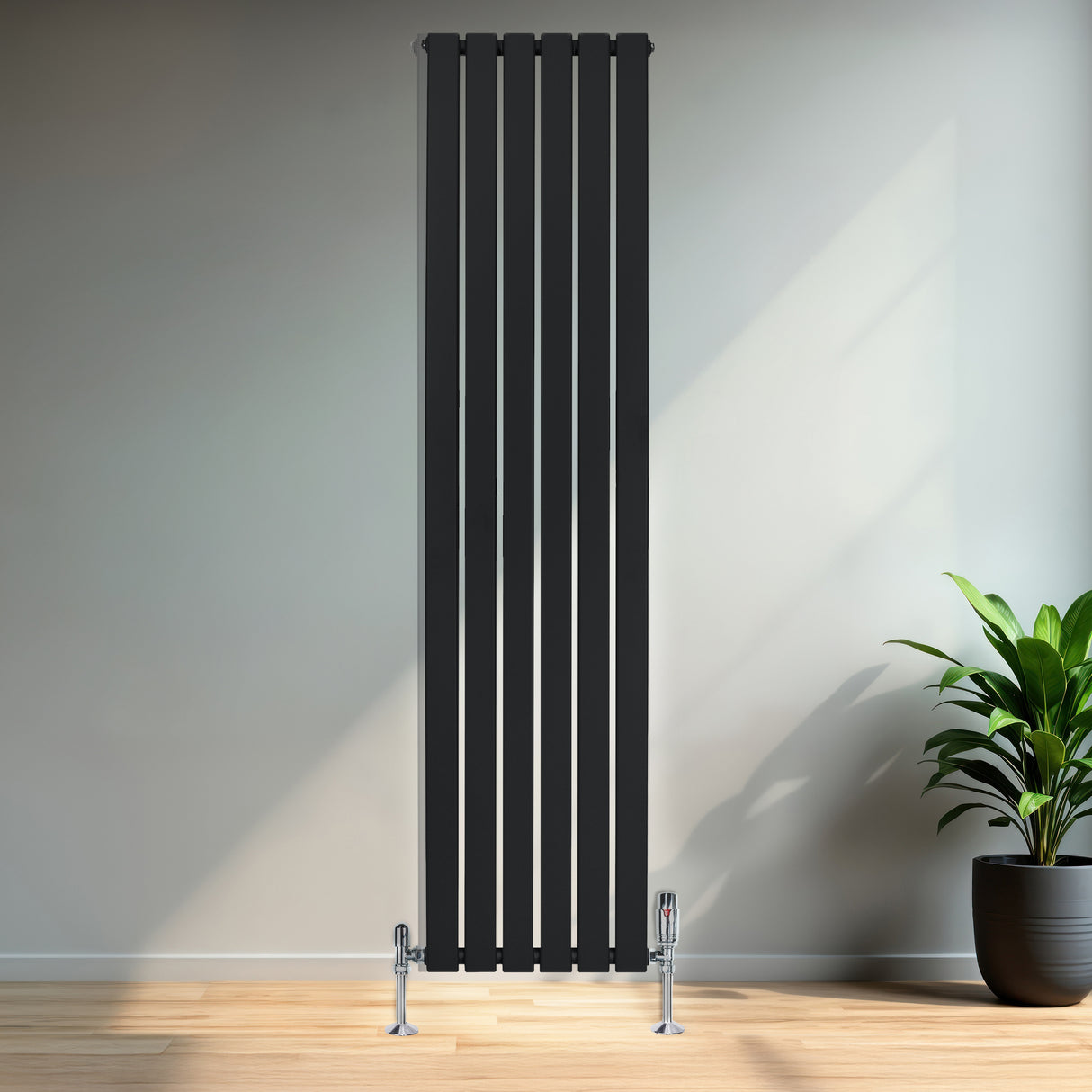 Radiateur plat noir à un panneau, dimensions 1800 x 420 mm, avec une finition lisse et moderne, installé dans un intérieur lumineux