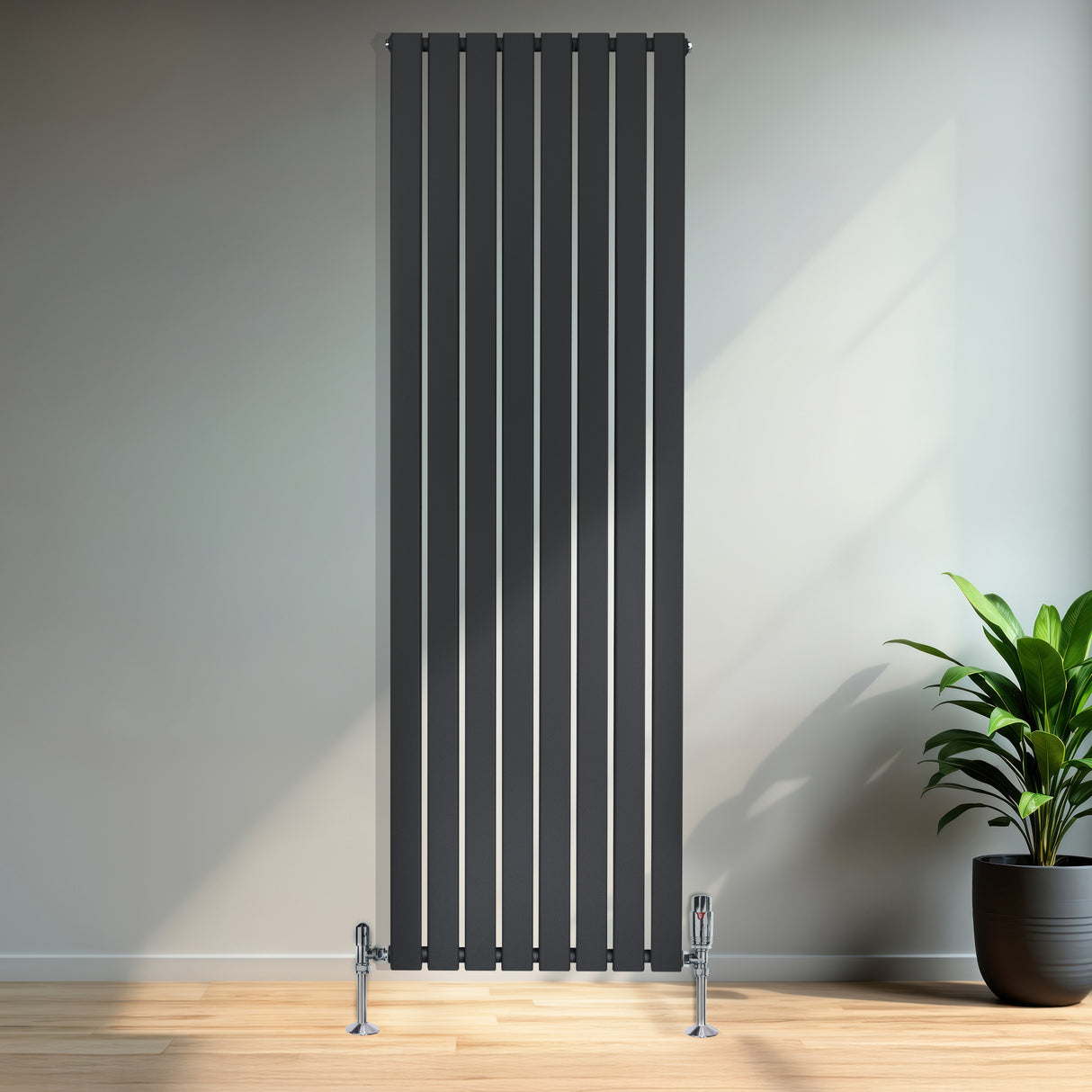 Radiateur plat noir à un panneau, 1800 x 560 mm, avec des lignes verticales élégantes et des pieds chromés, installé dans un intérieur moderne