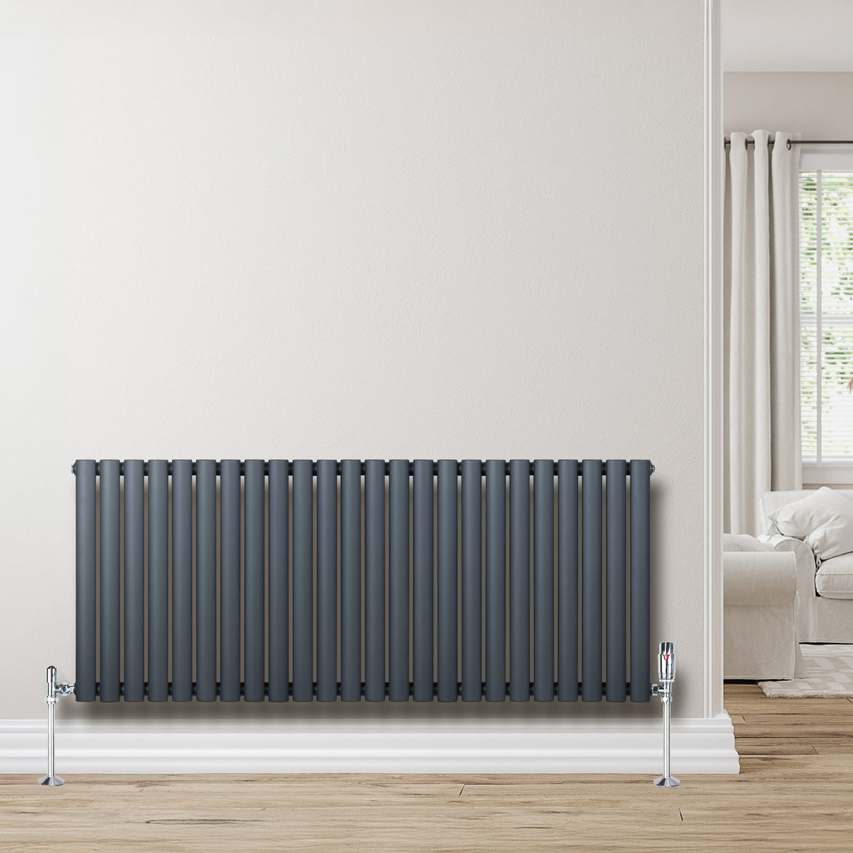 Radiateur à colonnes ovales gris anthracite, 600 x 1440 mm, avec finition lisse et élégante, installé contre un mur clair