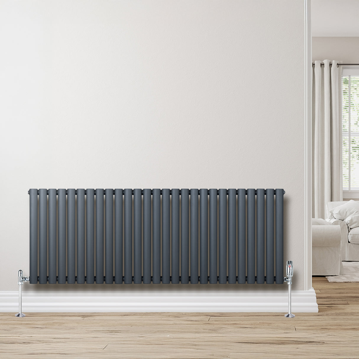 Radiateur à colonnes ovales gris anthracite, 600 x 1620 mm, avec finition lisse et pieds en métal, installé contre un mur clair