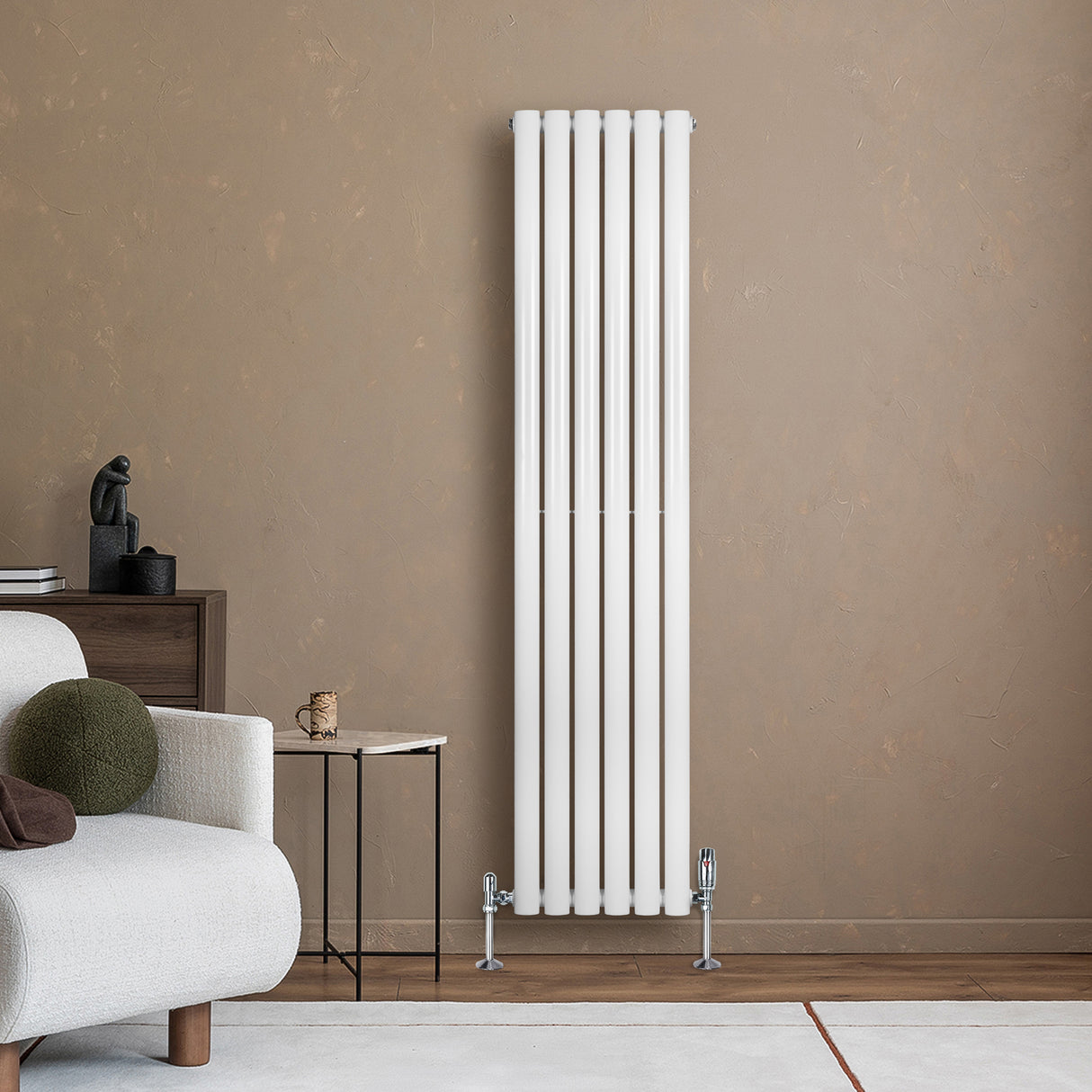Radiateur à colonnes ovales blanc, 1600 x 360 mm, installé contre un mur beige, avec des pieds en métal et un design moderne élégant