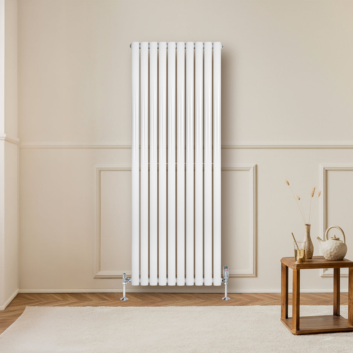 Radiateur à colonnes ovales blanc, 1600 x 600 mm, avec finition lisse et moderne, installé sur un mur clair, décor intérieur élégant