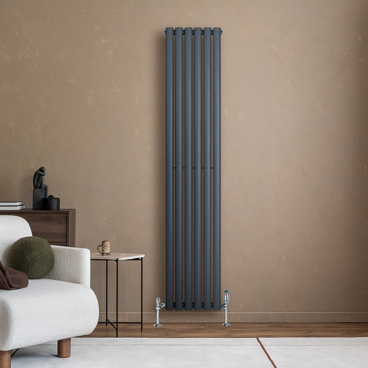 Radiateur à colonnes ovales gris anthracite, 1800 x 360 mm, installé contre un mur beige, avec un design moderne et épuré