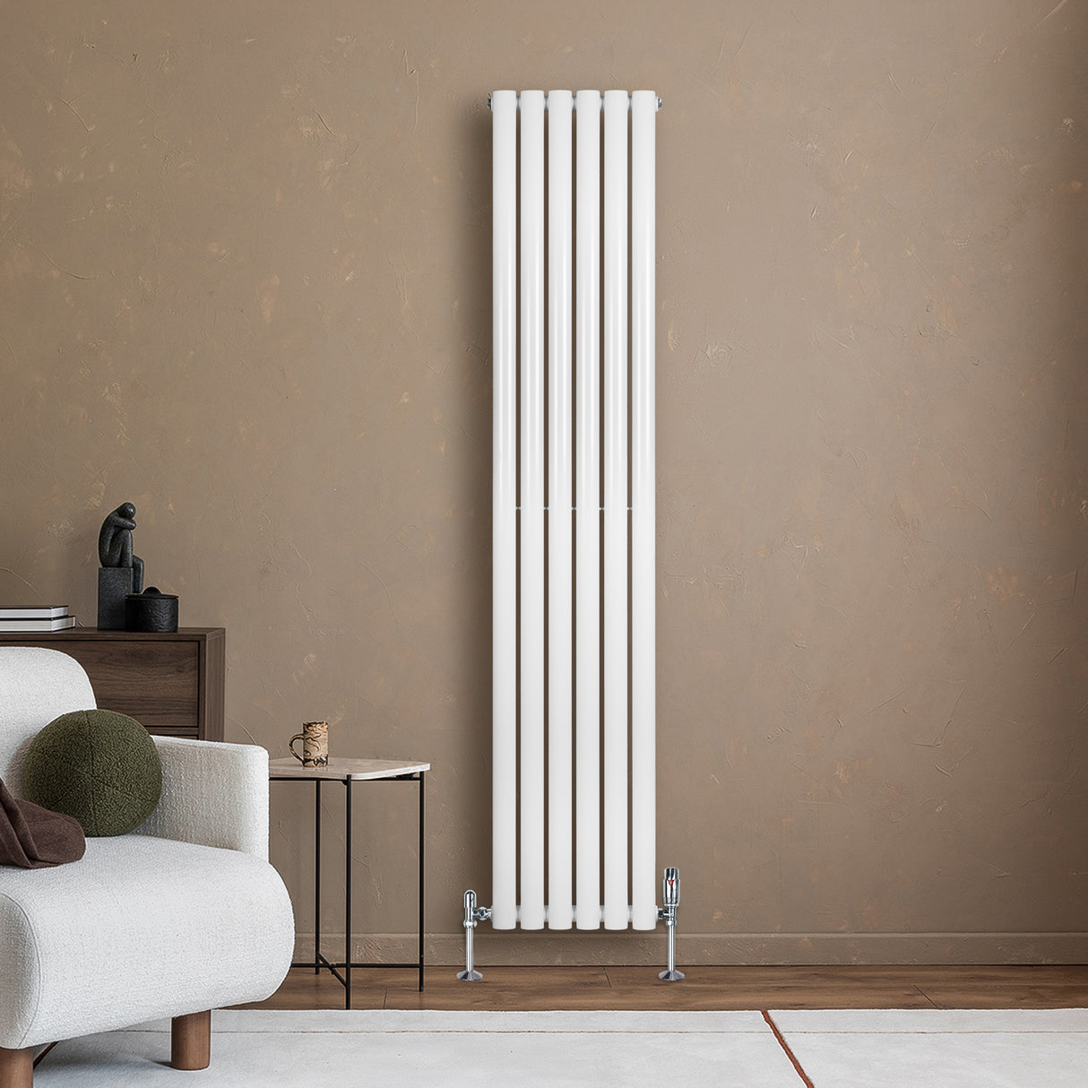 Radiateur à colonnes ovales blanc, 1800 x 360 mm, installé sur un mur beige, avec un meuble en bois et un canapé moderne à proximité