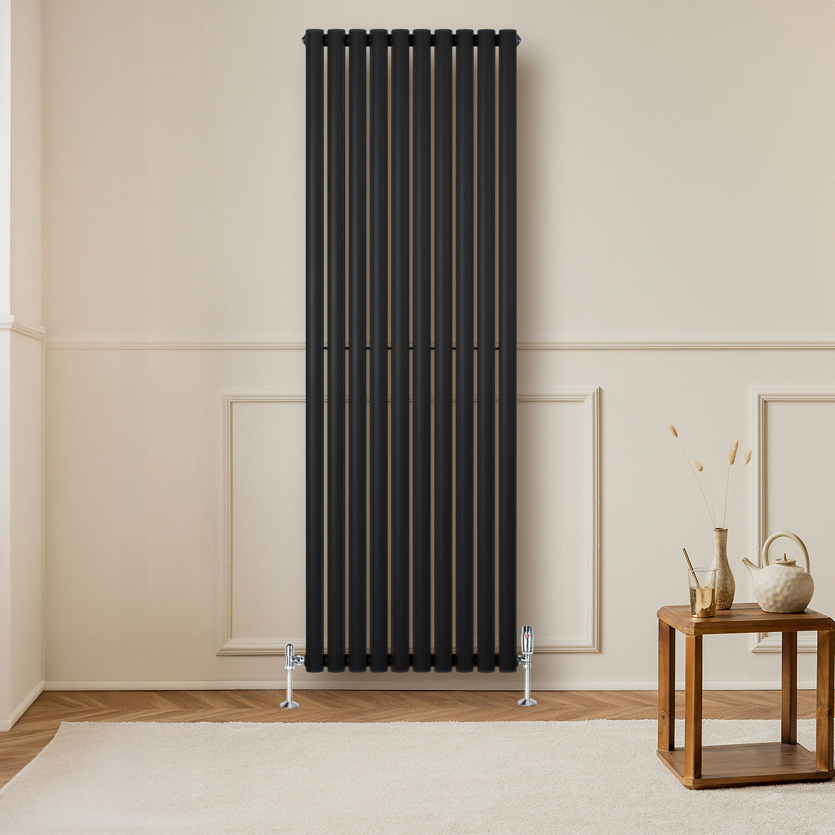 Radiateur à colonnes ovales noir, 1800 x 600 mm, avec finition lisse, installé dans un intérieur moderne avec un mobilier en bois naturel