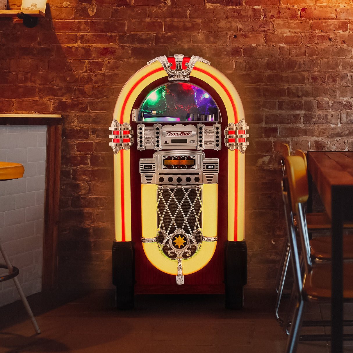 Juke-box rétro aux couleurs vives, avec éclairage néon, finition brillante et détails chromés, idéal pour une ambiance vintage